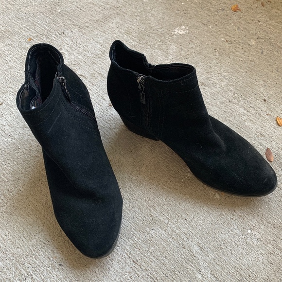 Waterproof Ultrasuede Booties - 8M - VGUC - Picture 1 of 7
